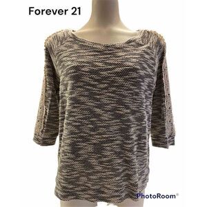 Forever 21 SZ M Woman’s JR Black/White 3/4 Sleeve Crotchet Sweater